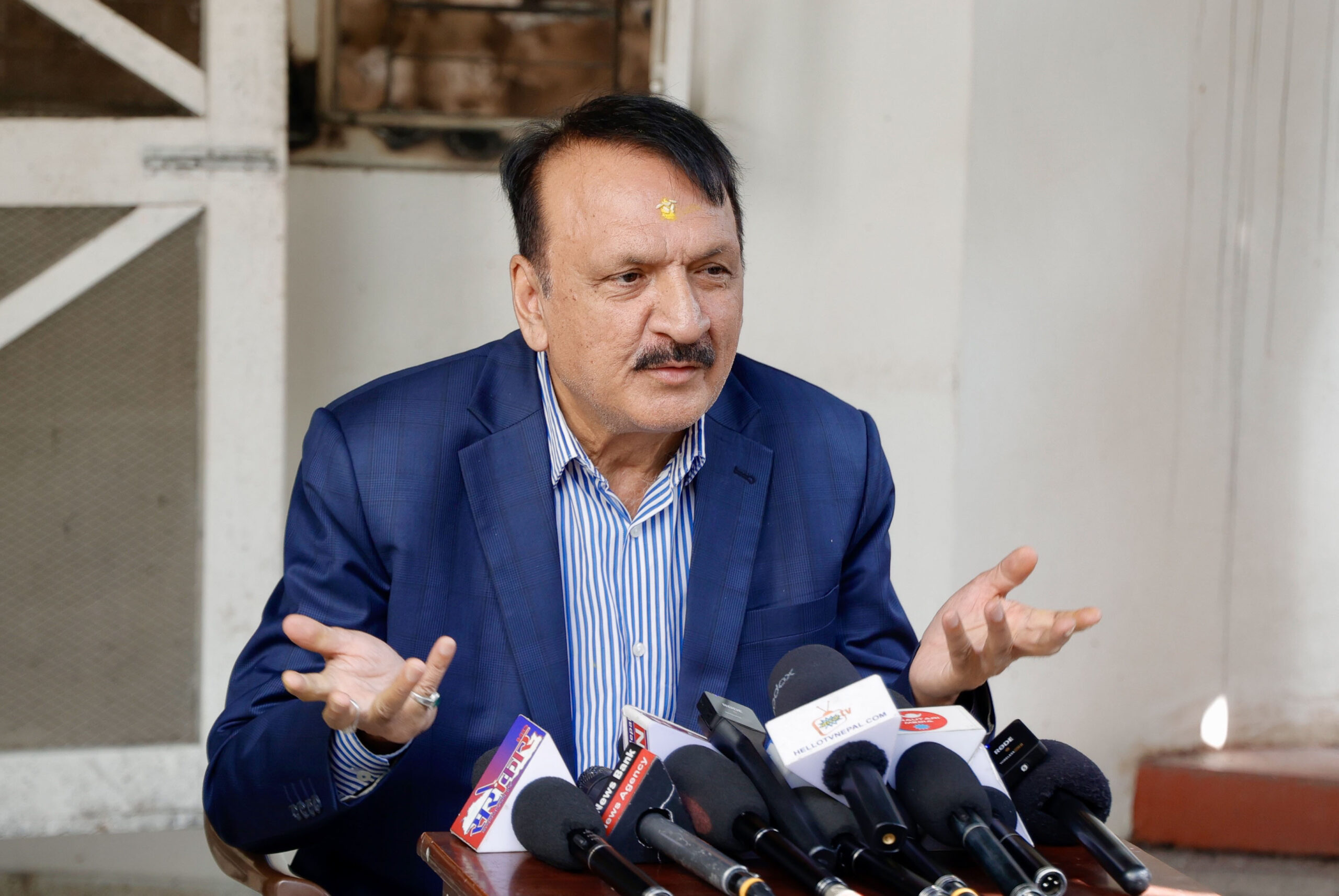 गगन–विश्वप्रकाशलाई महतको प्रश्न: सभापतिको उपचार सकिनु अघि नेतृत्व बहस गर्नु उचित हो?