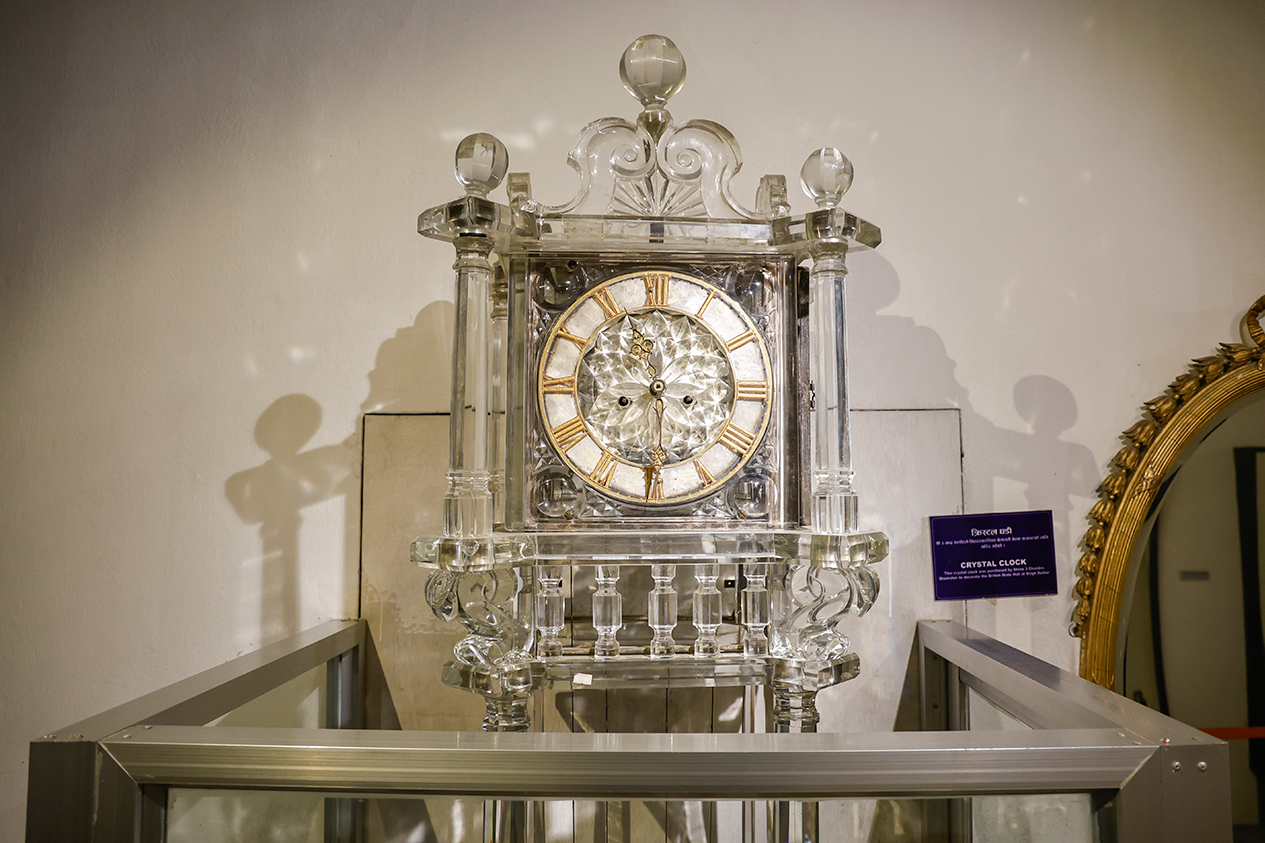 संयोगले बचेको सिंहदरबारको दुर्लभ घडी र ऐना