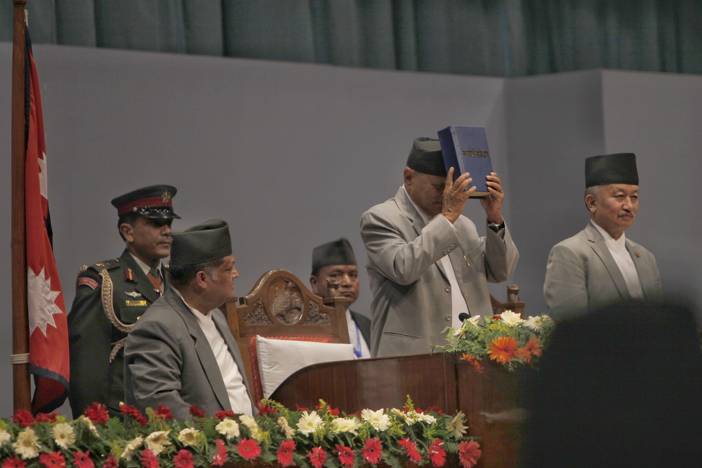 खतरामा संविधान