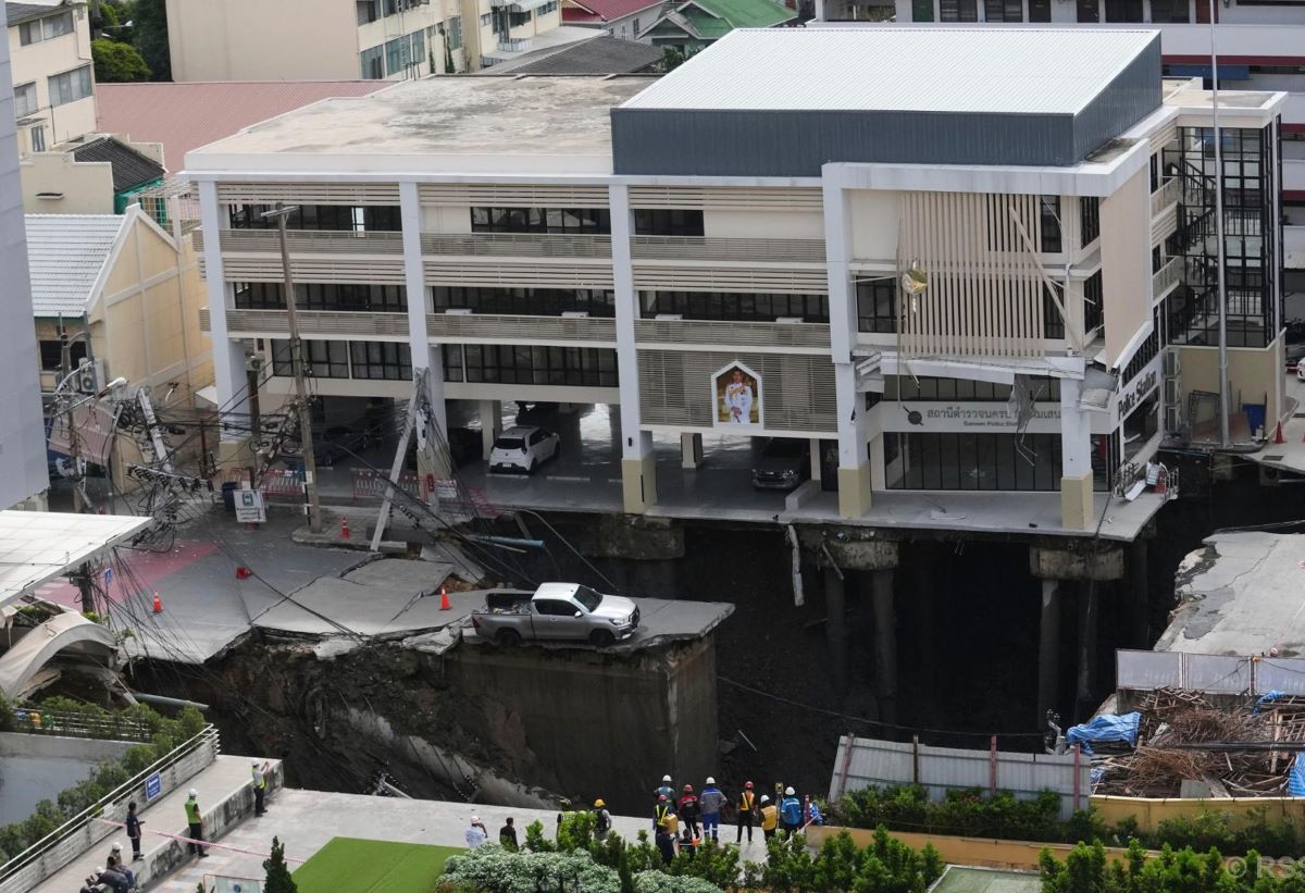 बैङ्ककमा सडक भासिँदा ठूलो खाडल, यातायात अवरुद्ध