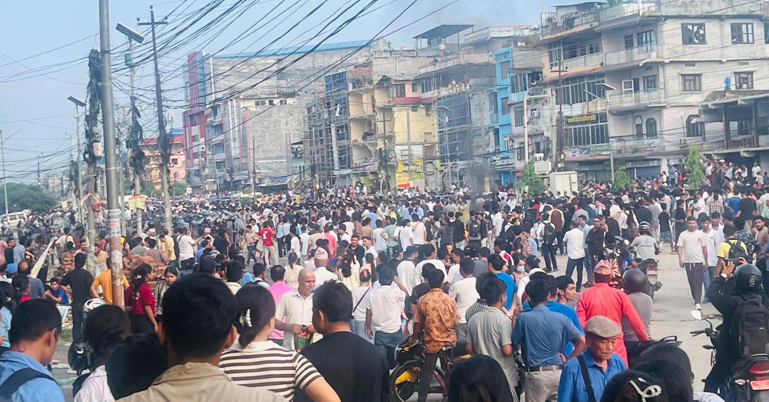 कर्फ्यूकै बीच देशका मुख्य शहरमा जेन-जीको प्रदर्शन