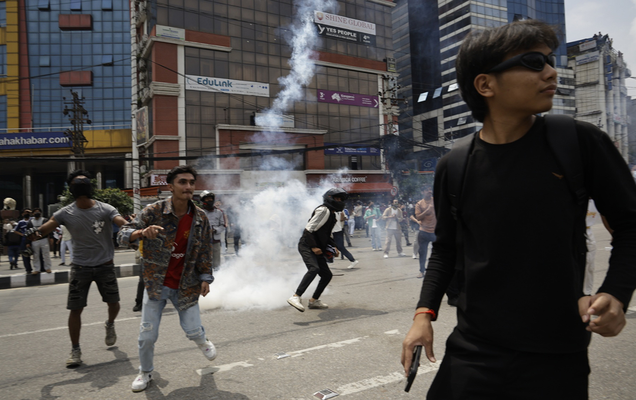 जेन-जी समूहको प्रदर्शनमा प्रहरीको हवाई फायर