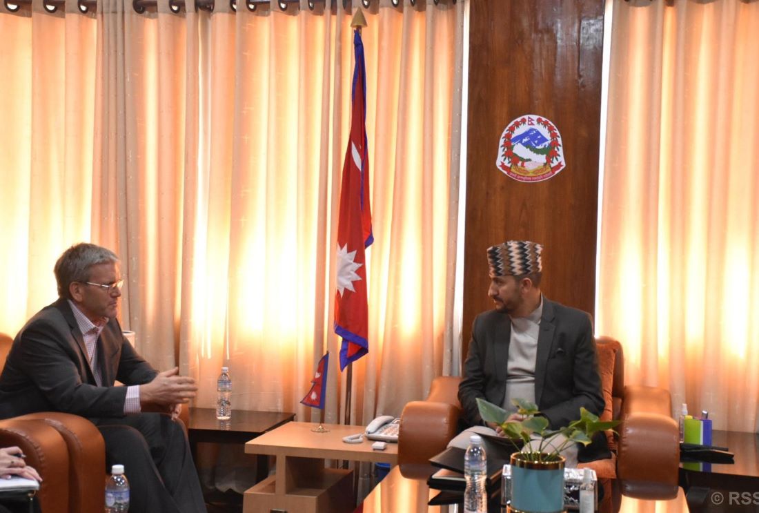 सञ्चारमन्त्री खरेलसँग अमेरिकी राजदूत थम्प्सनको शिष्टाचार भेट