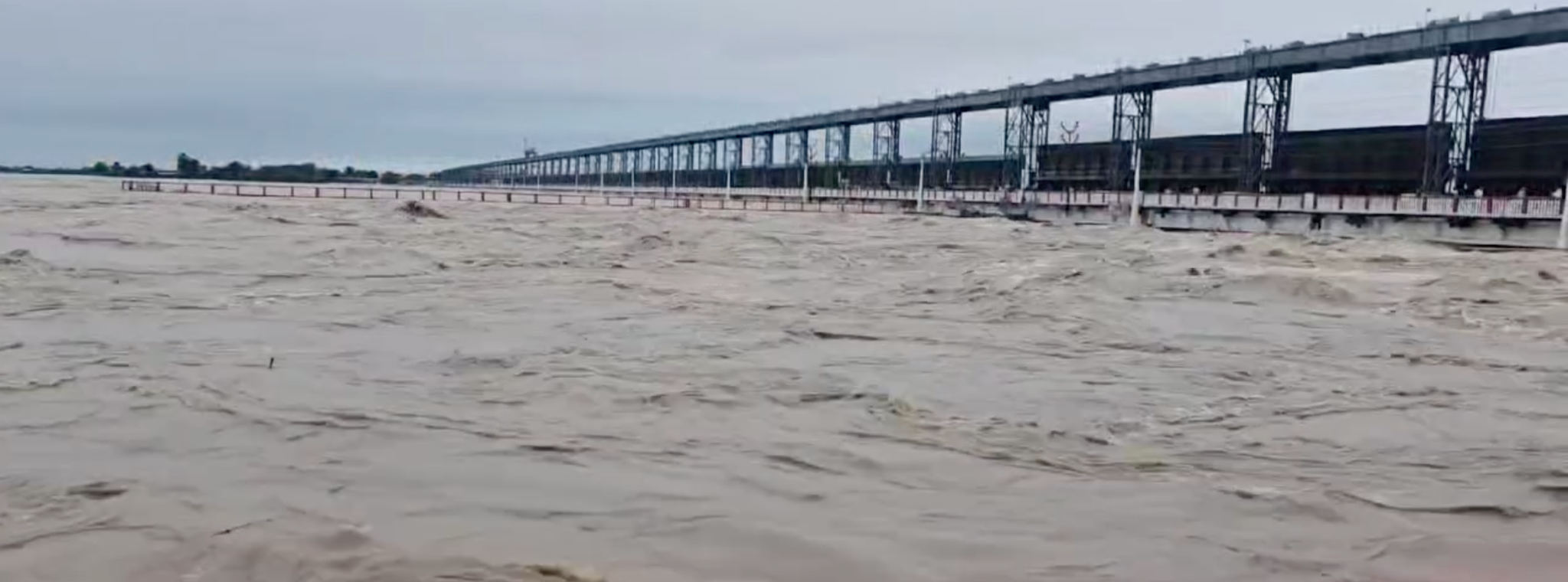 सप्तकोसीमा जलसतह बढेपछि ३८ ढोका खोलियो