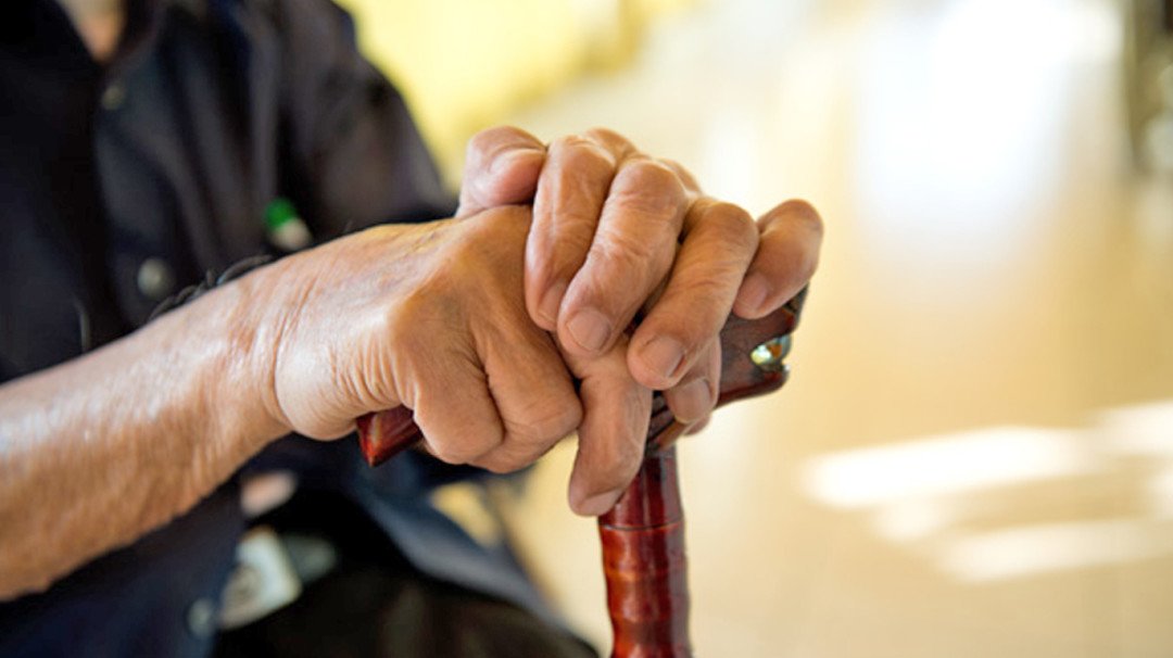 वडाध्यक्ष कुँवरद्वारा तलब भत्ता ज्येष्ठ नागरिकलाई वितरण