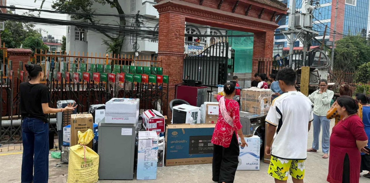 लुटिएका सामग्री संकलन गरेर फिर्ता गर्दै हाँडीगाउँवासी