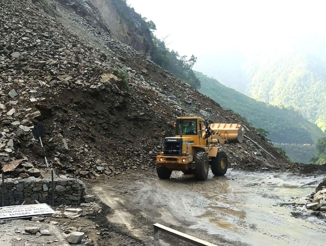 तुइन खोला क्षेत्रको पहिरोः पोखरा–काठमाडौँ यातायात समेत प्रभावित