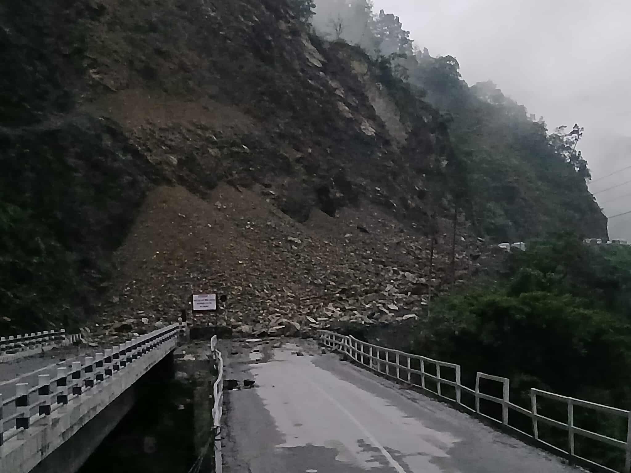 बाढीपहिरोले पाँच राजमार्ग अवरुद्ध