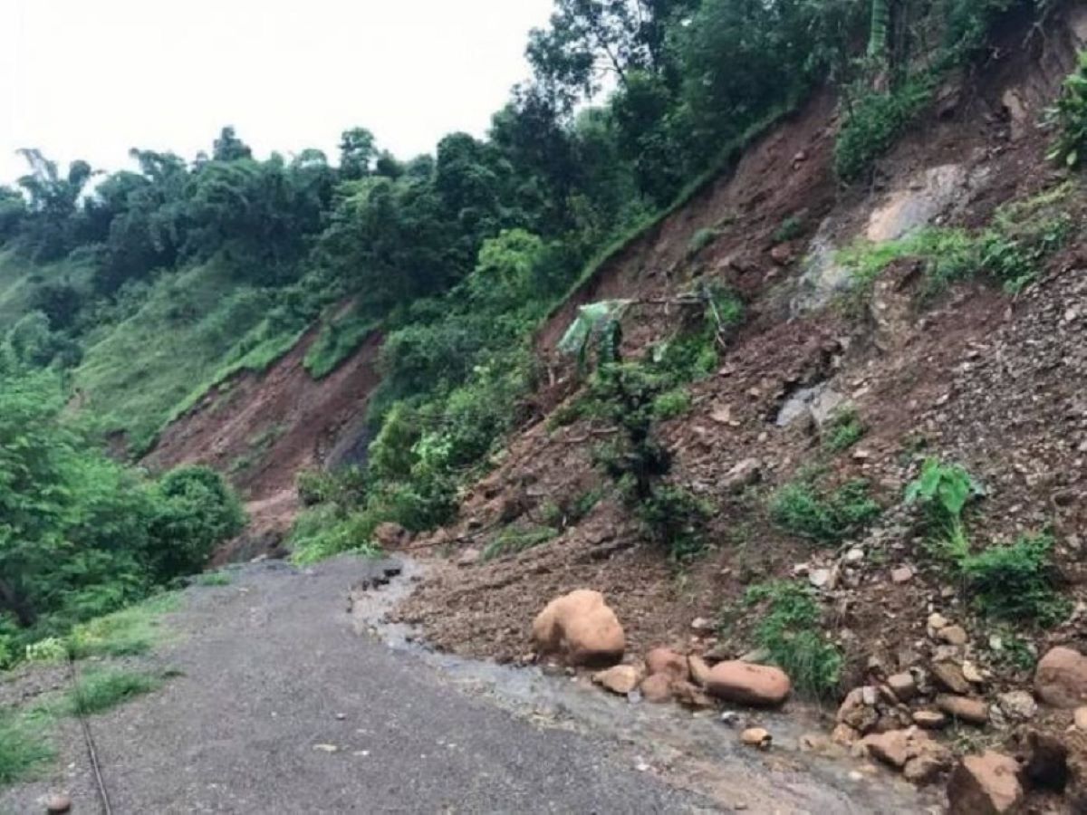 पहिरोले मध्यपहाडी लोकमार्गअन्तर्गत लमजुङ खण्ड अवरुद्ध