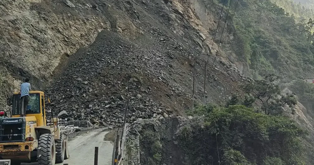 मुग्लिन–नारायणघाट सडक अवरुद्ध, यात्रुलाई वैकल्पिक सडक प्रयोग गर्न सुझाव