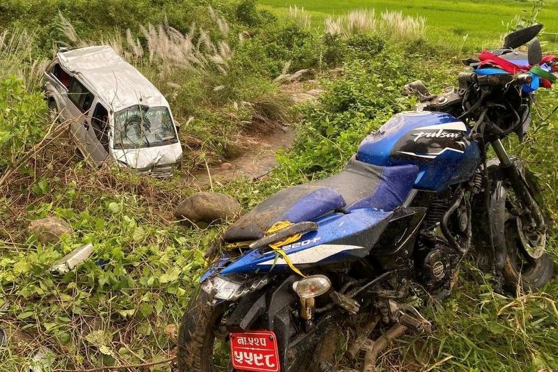 मकवानपुरमा माइक्रो दुर्घटना हुँदा १६ जना घाइते