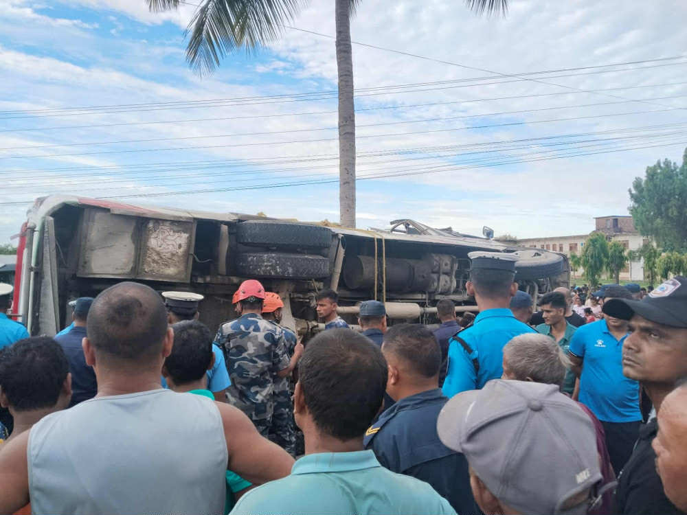 महोत्तरीमा बस दुर्घटना: २ जनाको मृत्यु, ४० जनाभन्दा बढी घाइते