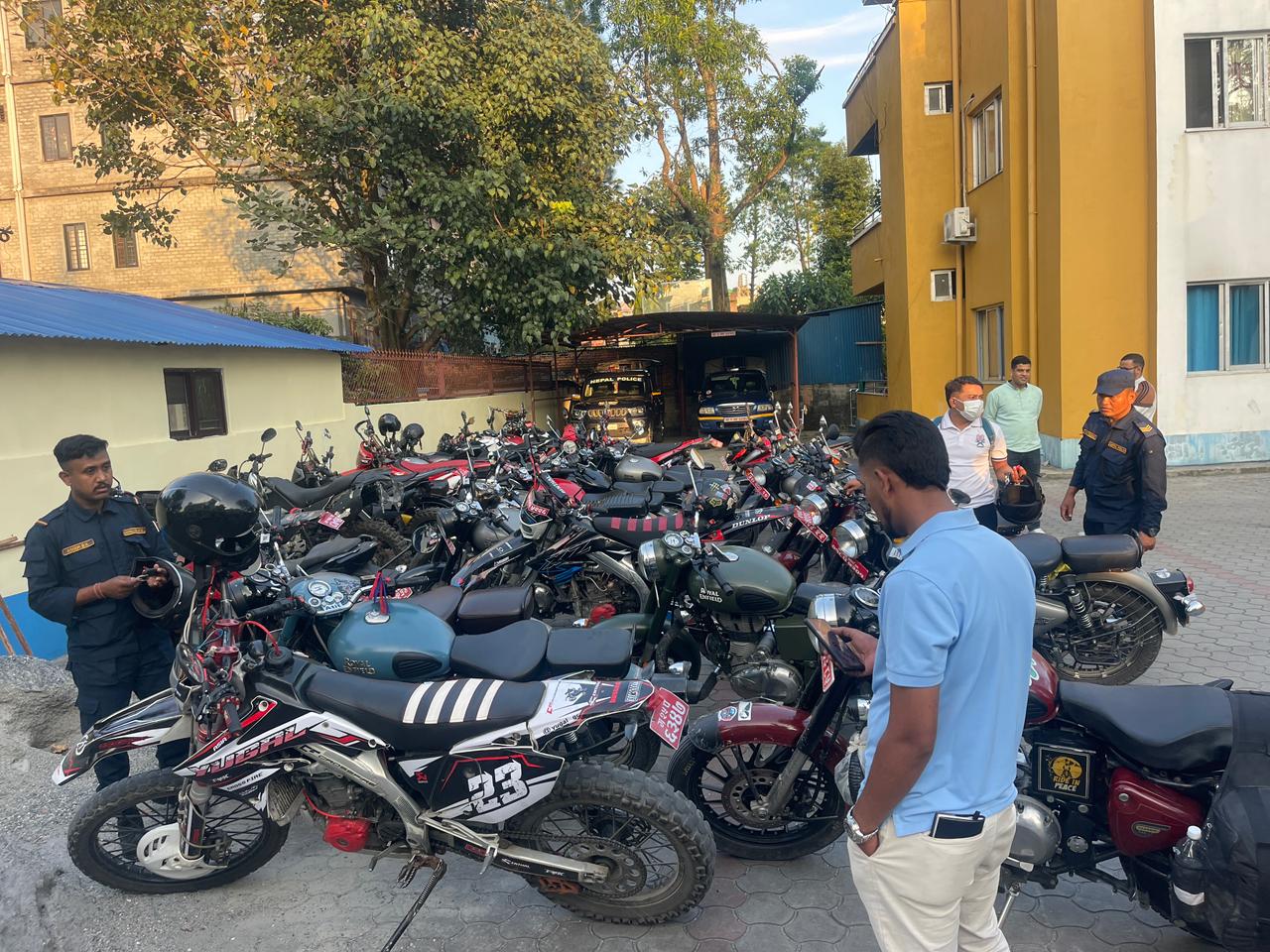 पोखरामा प्रहरीको ‘अपरेसन ३६५’ अभियान, चर्को आवाजमा मोटरसाइकल हुइँक्याउनेहरू निशानामा