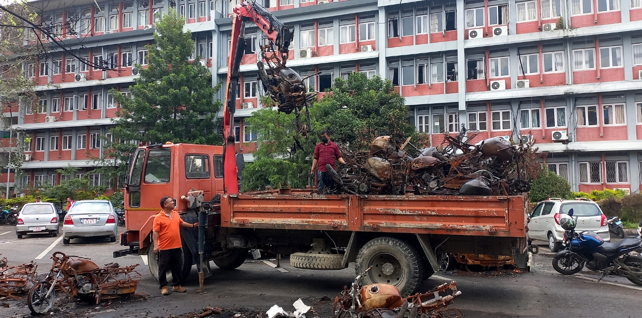 सिंहदरबारभित्रका जलेका सवारीसाधन हटाइँदै