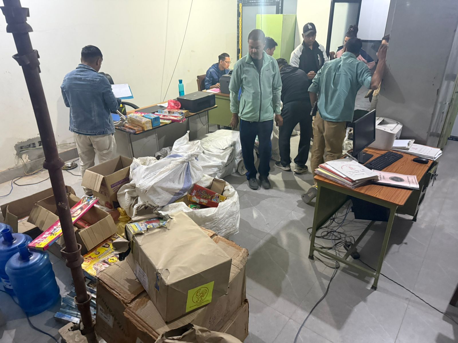 ताहाचलको पटाका गोदाममा प्रहरीको छापा, भारतीय नागरिक पक्राउ