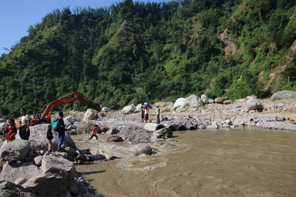 फेमे खोलामा ‘डाइभर्सन’ निर्माण हुँदै