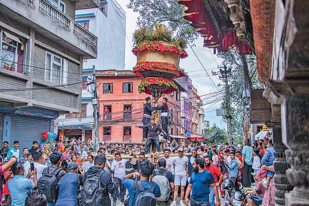 कार्तिक कृष्ण प्रतिपदाः हाँडीगाउँमा जात्रा हेर्नेको लर्को