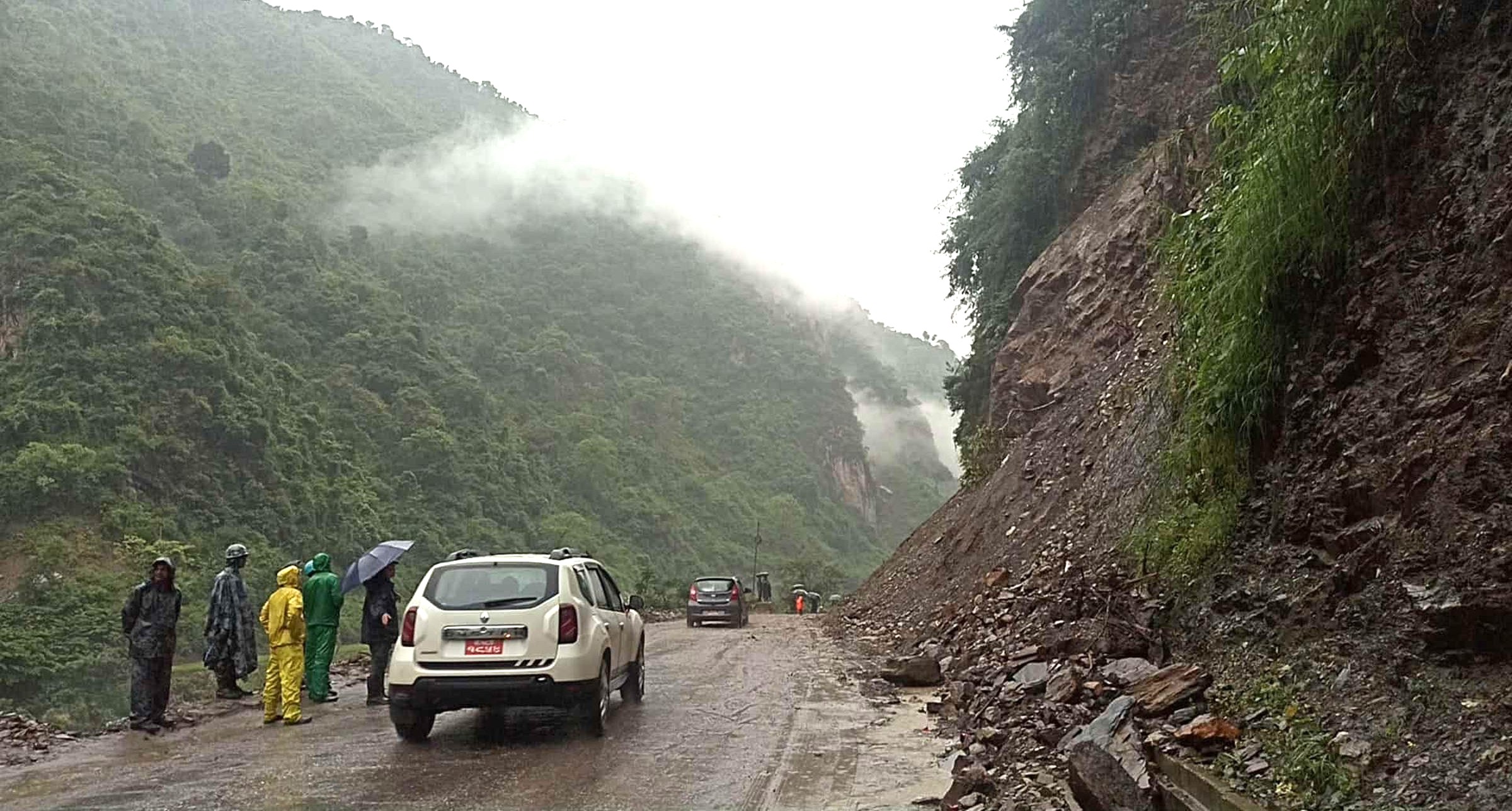 देशभर टुट्यो सडक सञ्जालको सम्पर्क, केही राजमार्ग भने एकतर्फी खुल्यो