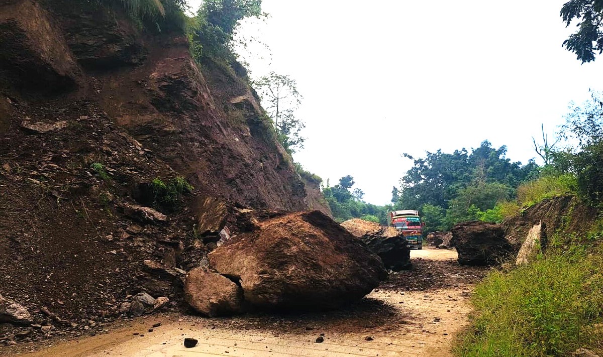११ राजमार्ग १८ ठाउँमा अवरुद्ध (हेर्नुस् सूची)