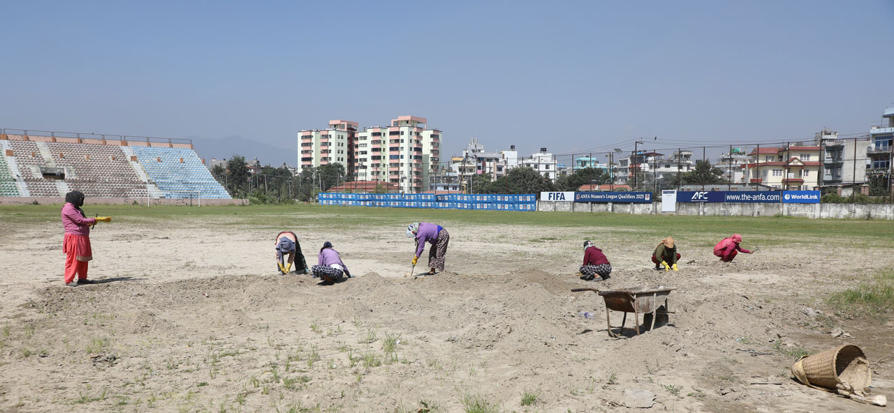 वर्षाले क्षतिग्रस्त च्यासल फुटबल मैदानको मर्मत सुरु {तस्बिरसहित}