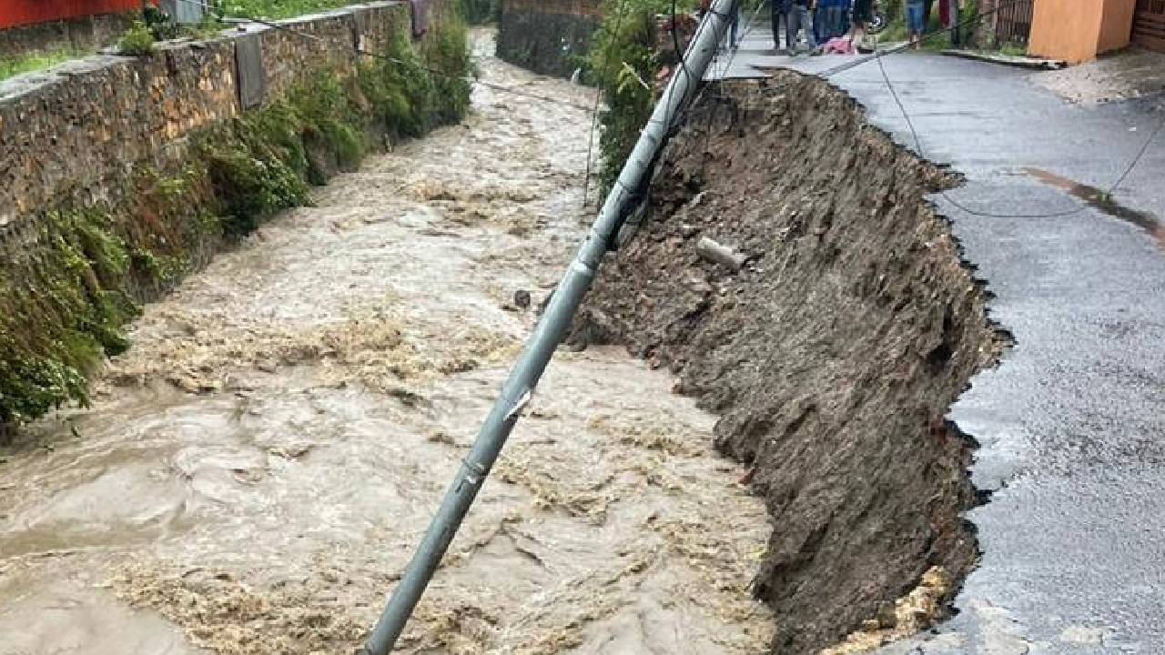 काठमाडौ १४ मा कोहिनुर हाउजिङ नजिकै सडक भासियो