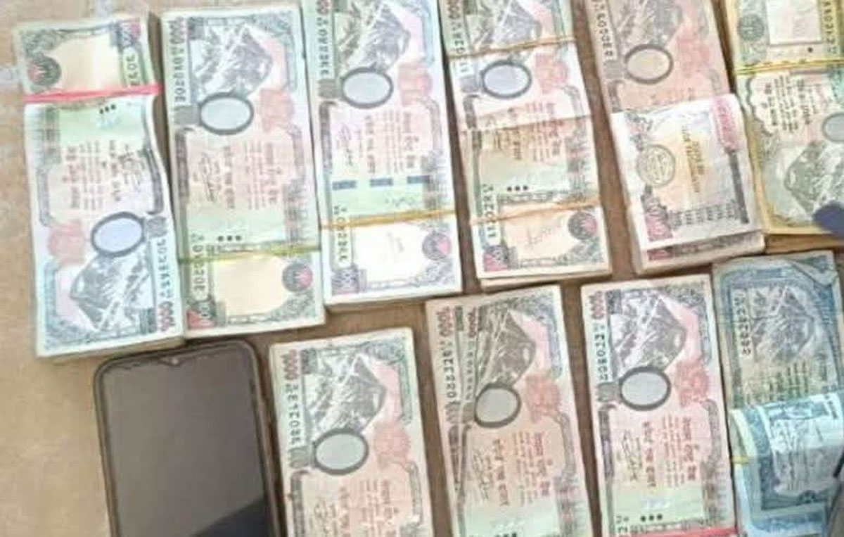 हेल्मेटभित्र झन्डै साढे ८ लाख रुपैयाँ…