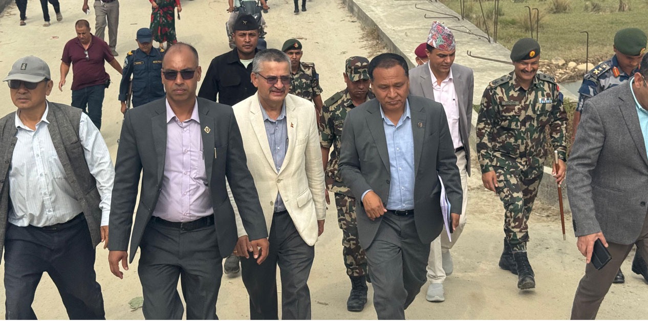 १४ वर्षदेखि अलपत्र कन्काई पुल निरीक्षण गर्दै मन्त्री घिसिङले भने, ‘चाँडै निकास दिन्छौँ’