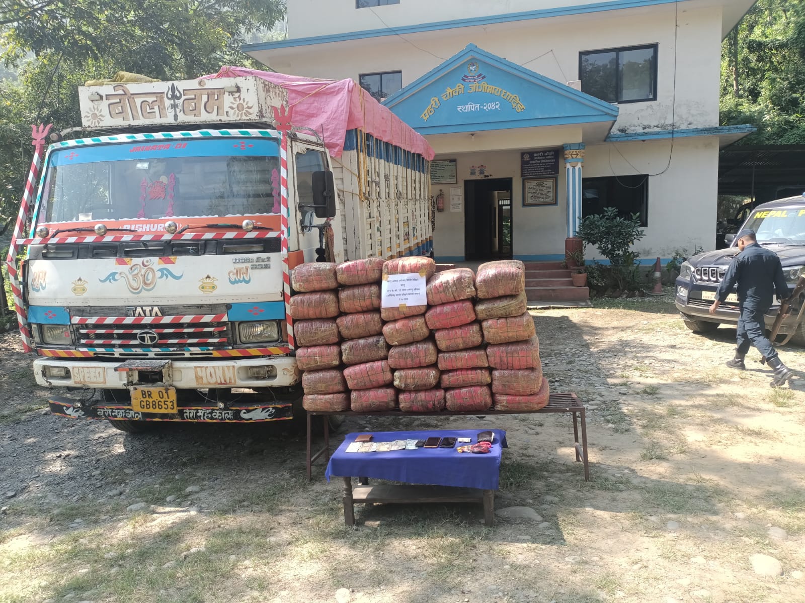 धादिङ प्रहरीद्वारा भारतीय ट्रकबाट दुई सय १९ किलो गाँजा बरामद