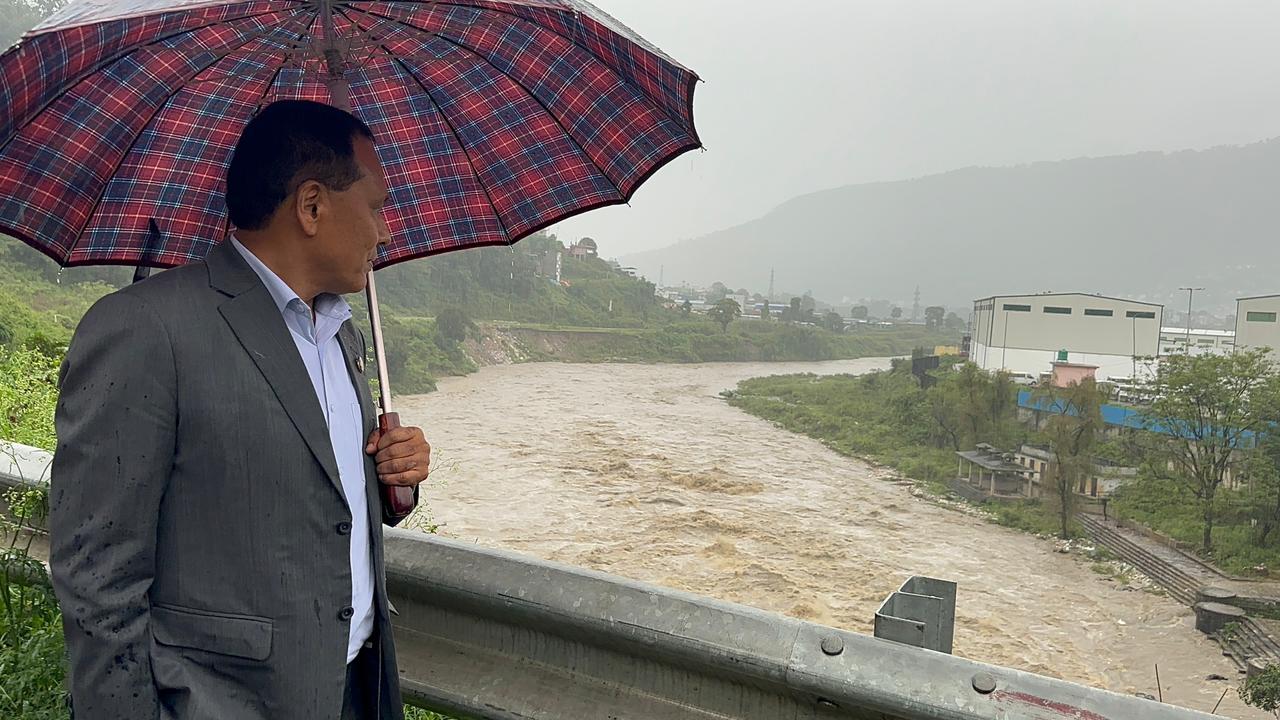 मन्त्री घिसिङद्वारा चोभार गल्छी क्षेत्रको निरीक्षण