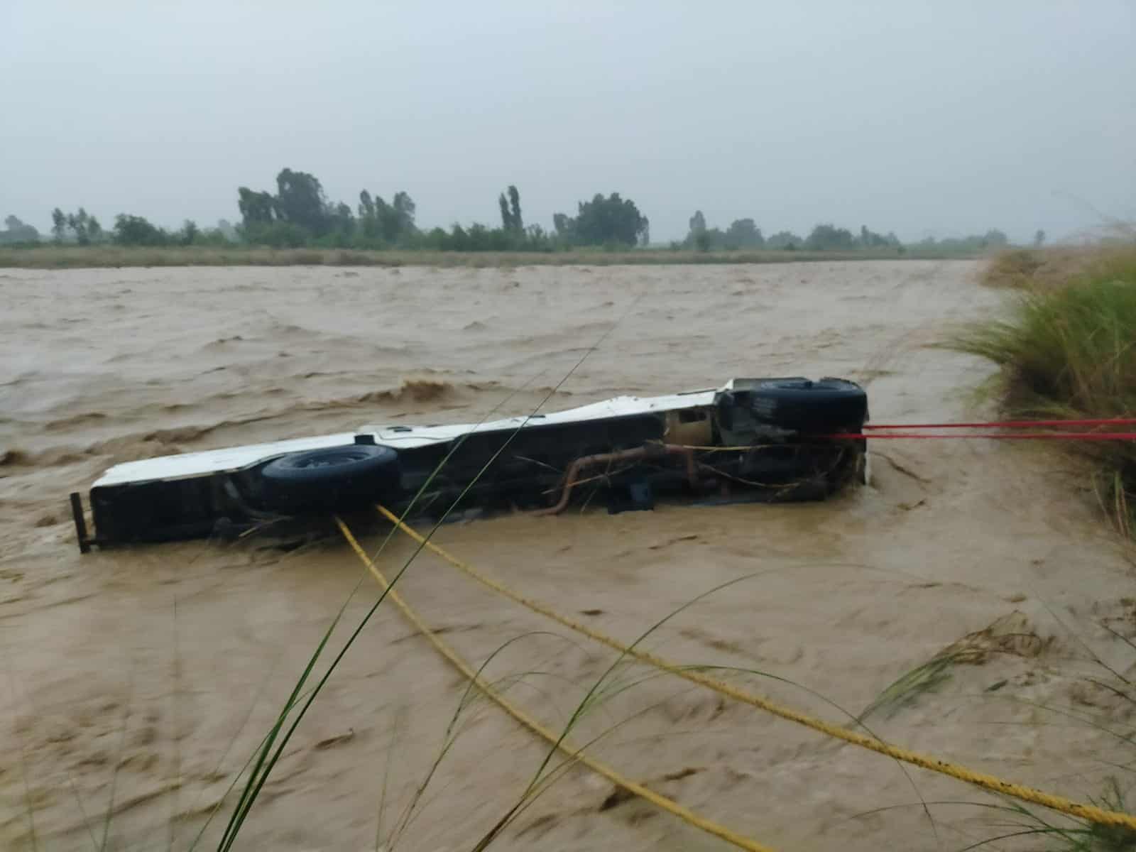 नेपाल टेलिकमको जिप रातु खोलाले बगायो