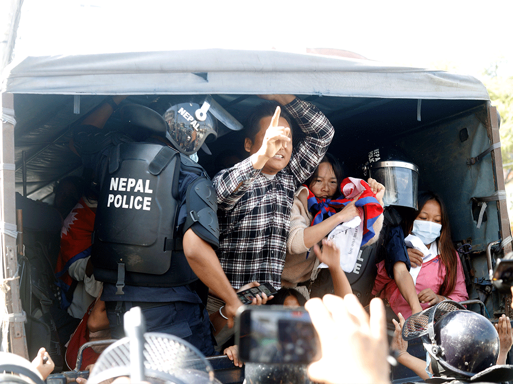 माइतीघरमा प्रदर्शन गर्न पुगेका ५० जना प्रहरी नियन्त्रणमा