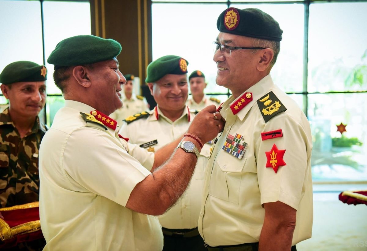 प्रधान सेनापतिद्वारा श्रेष्ठलाई रथीको दर्ज्यानी चिह्न प्रदान