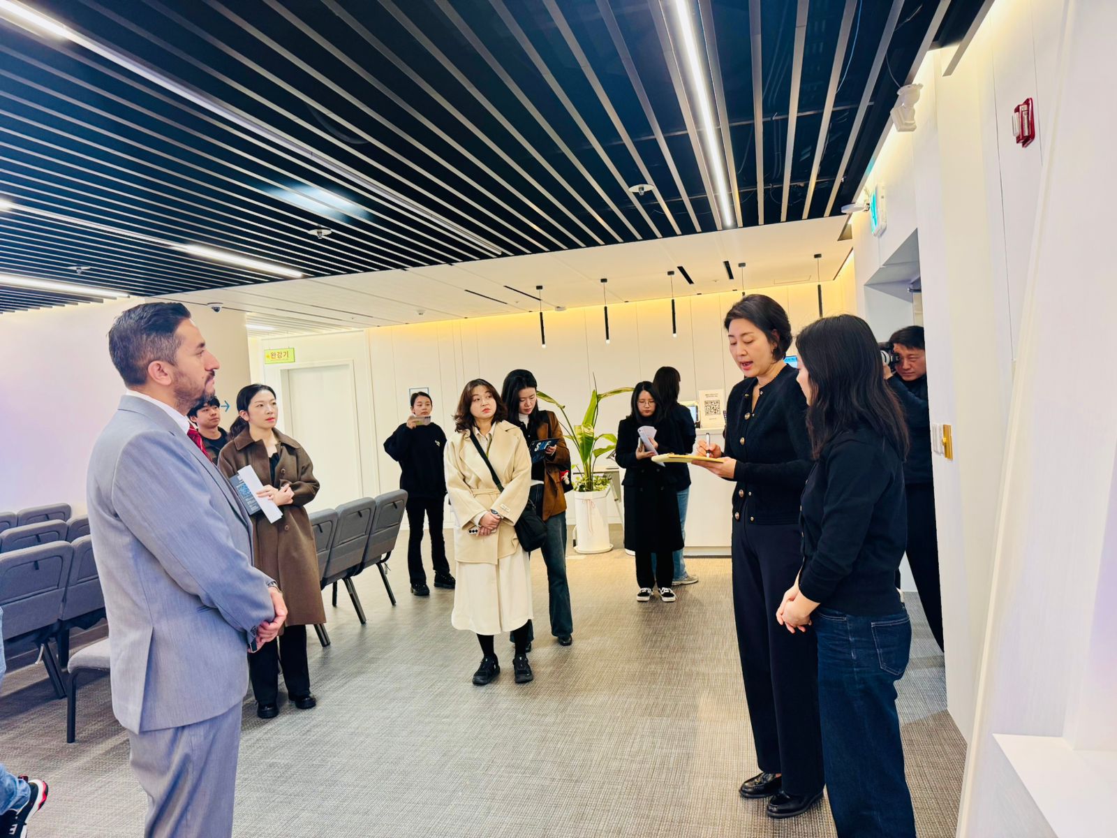 कोरियाको ‘सिओल एआई स्मार्ट सिटी सेन्टर’ अवलोकनपछि सञ्चारमन्त्री खरेलले भने- नेपालमा एआई क्षेत्रमा काम गर्ने ऊर्जा मिलेको छ