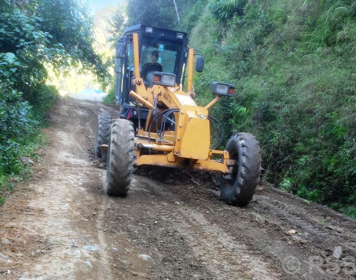 पाँच वर्षमा छ पटक ठेक्का म्याद थपपछि कालोपत्र गरिँदै