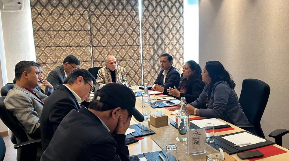 बाबुराम भट्टराईद्वारा विभिन्न राजनीतिक दलका नेतासँग छलफल