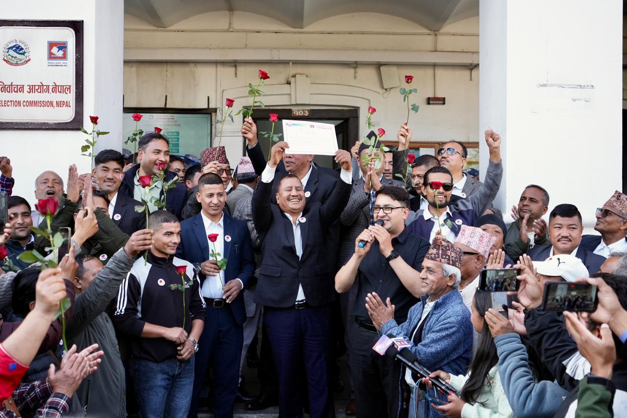 निर्वाचन आयोगमा बाजागाजासँगै ‘गुलाफको फूल’ [फोटो फिचर]