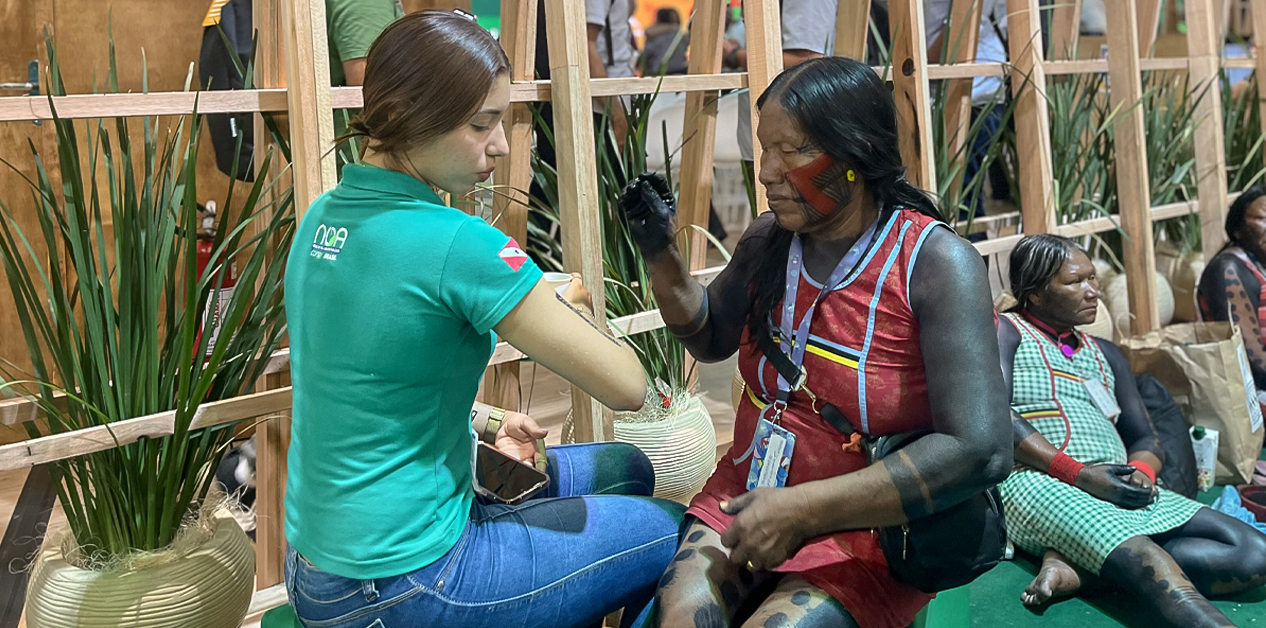 अमेजनका रक्षक कैयापो, जो कोर्दै छन् कपका सहभागीको शरीरमा चित्र