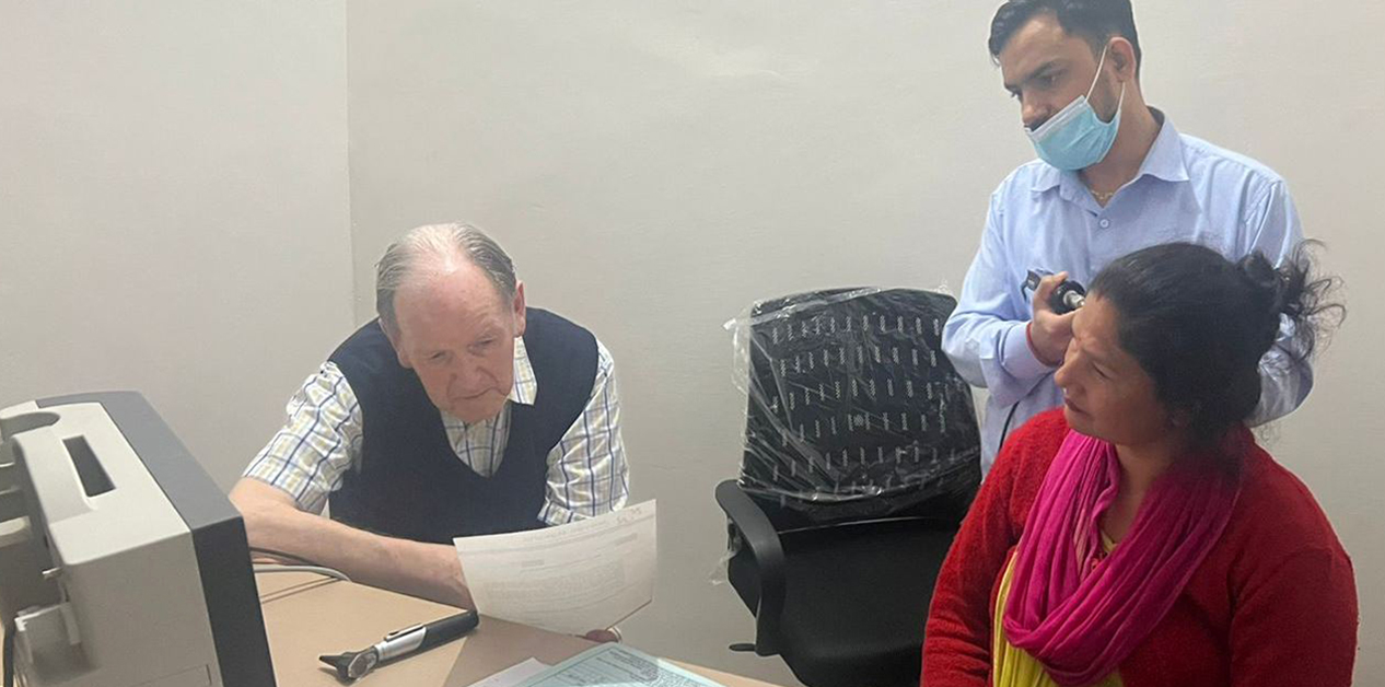 ३५ वर्षदेखि नेपाली कानको उपचारमा बेलायती चिकित्सक
