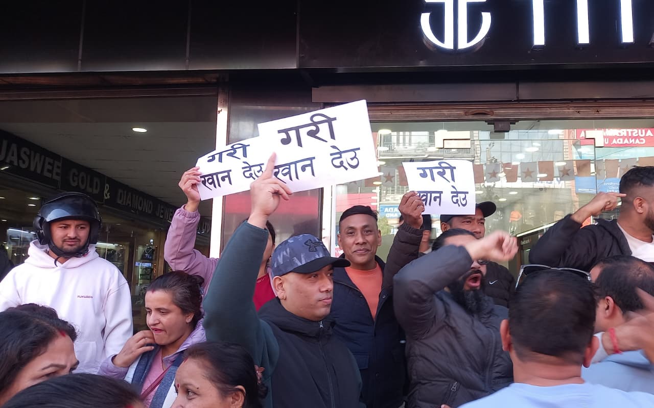 नेकपाको कार्यक्रममा ‘गरी खान देऊ’‚ हेर्नुहोस् ६ तस्बिर