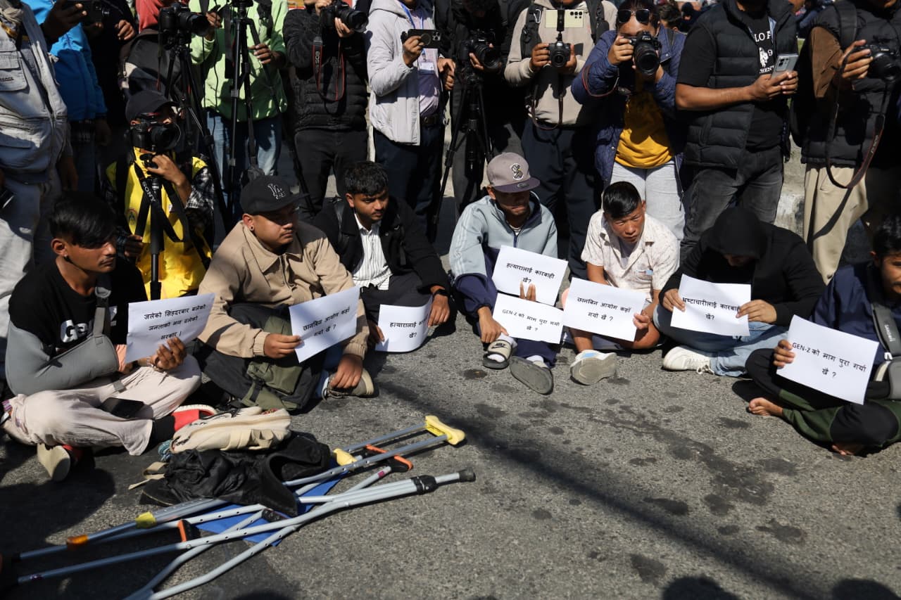 माइतीघरमा जेन-जी आन्दोलनका घाइतेको धर्ना [६ तस्बिर]