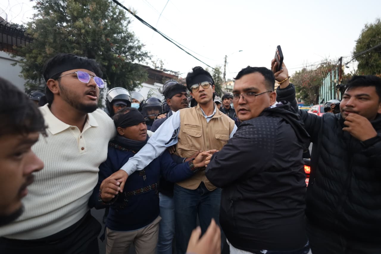 तस्बिरमा मिराज ढुंगाना समूहको प्रदर्शन‚ भन्छन्- प्रधानमन्त्री राजीनामा देऊ