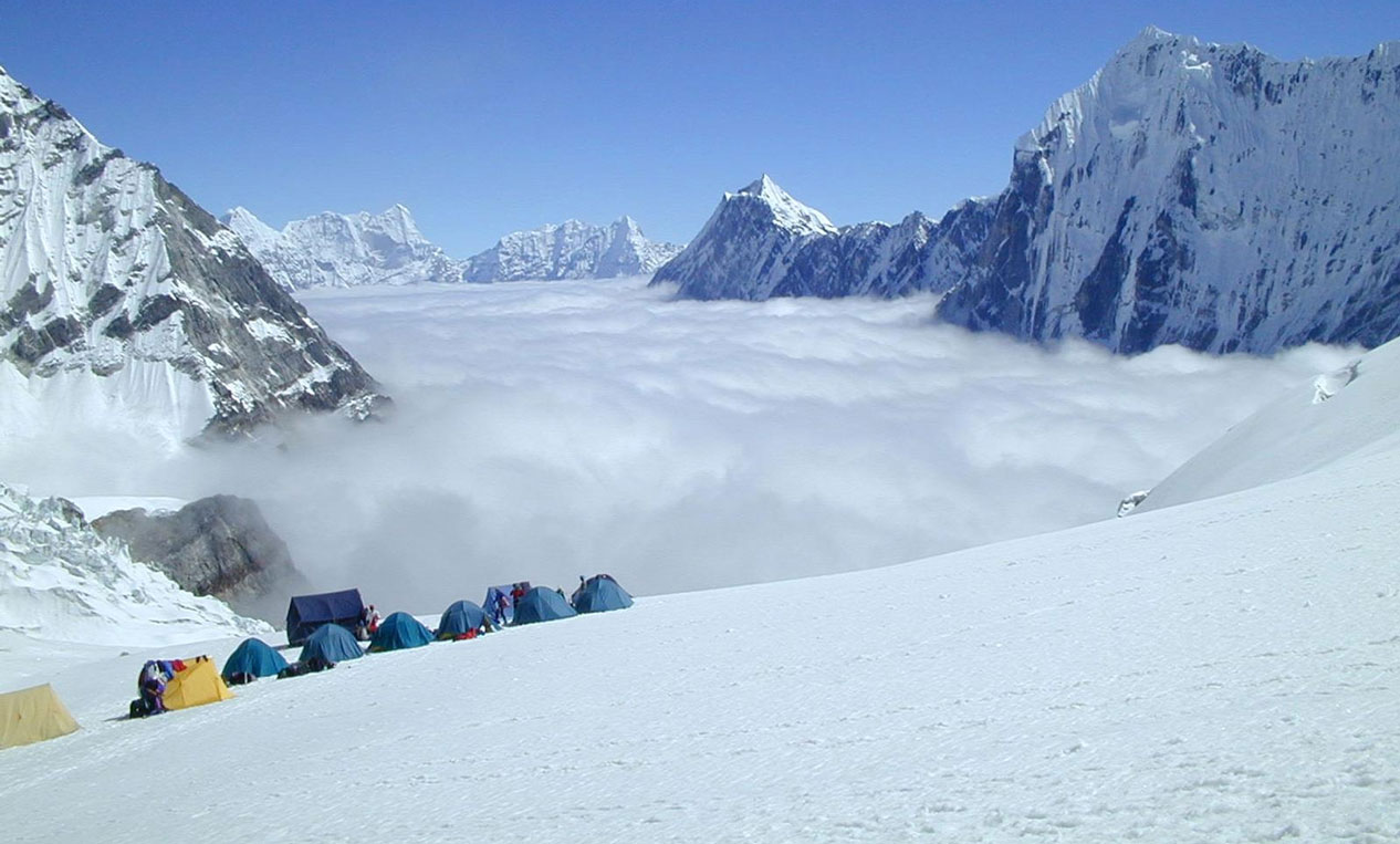 हिमपहिरोमा पाँच विदेशी र दुई नेपालीको मृत्यु, पाँचजना घाइते