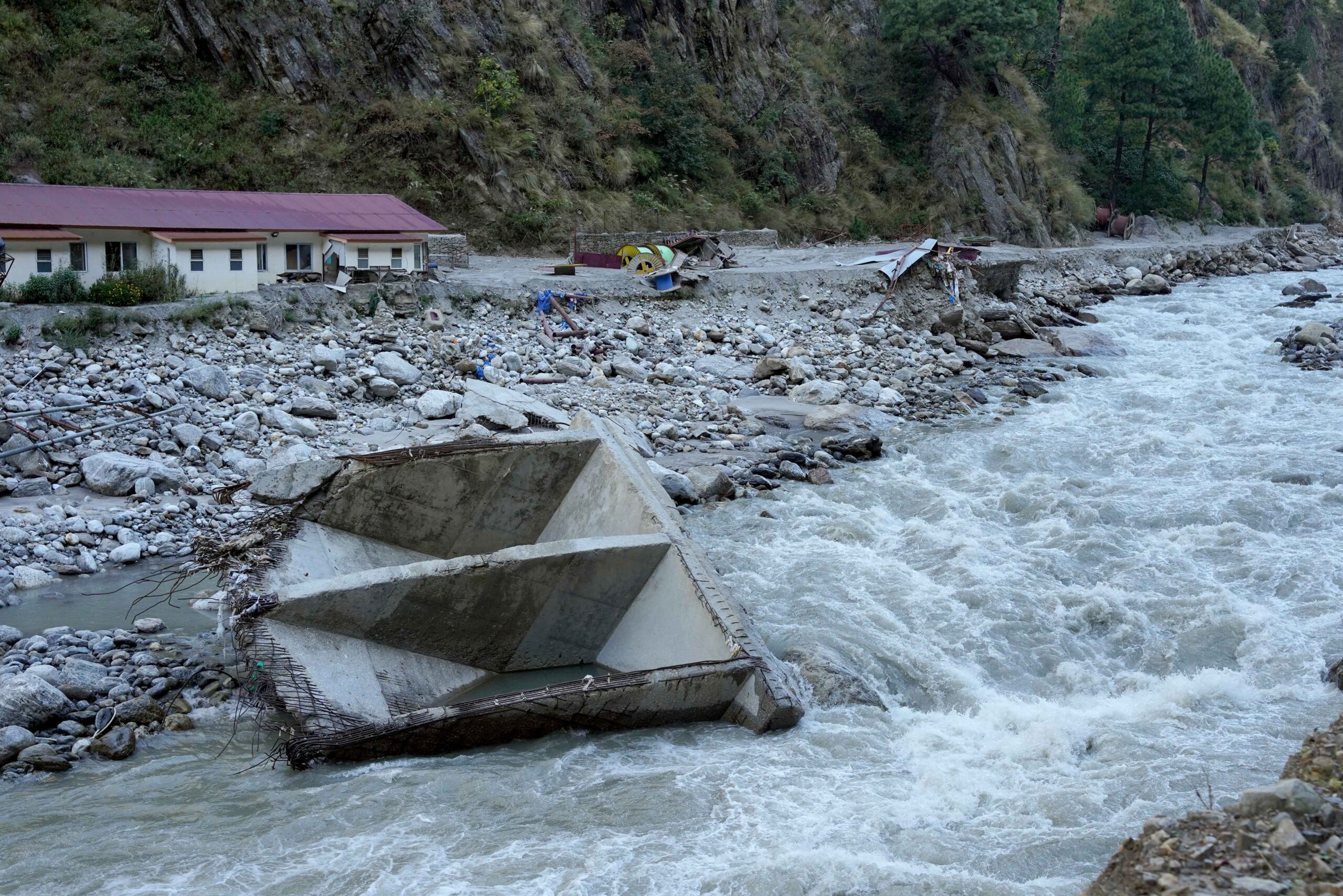 ठप्प छ केरुङ नाका, तीन सय कन्टेनर चीनतर्फै अड्किए