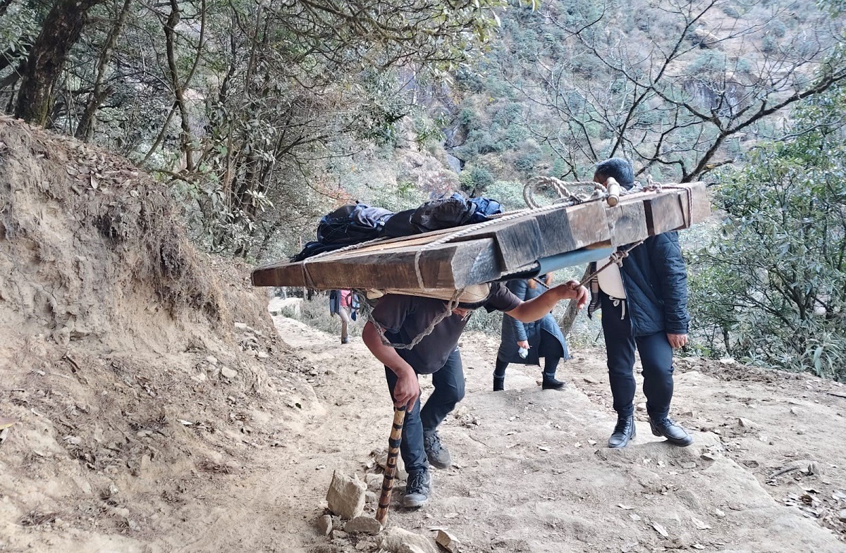 विकट गाउँमा सडक नपुग्दा सास्ती