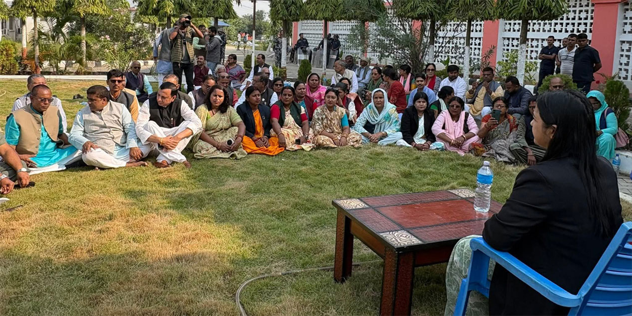 चौरमै बस्यो प्रदेश सभा बैठक : प्लास्टिकको कुर्सीमा उपसभामुख‚ सांसदहरु थ्याच्च भुँइमै