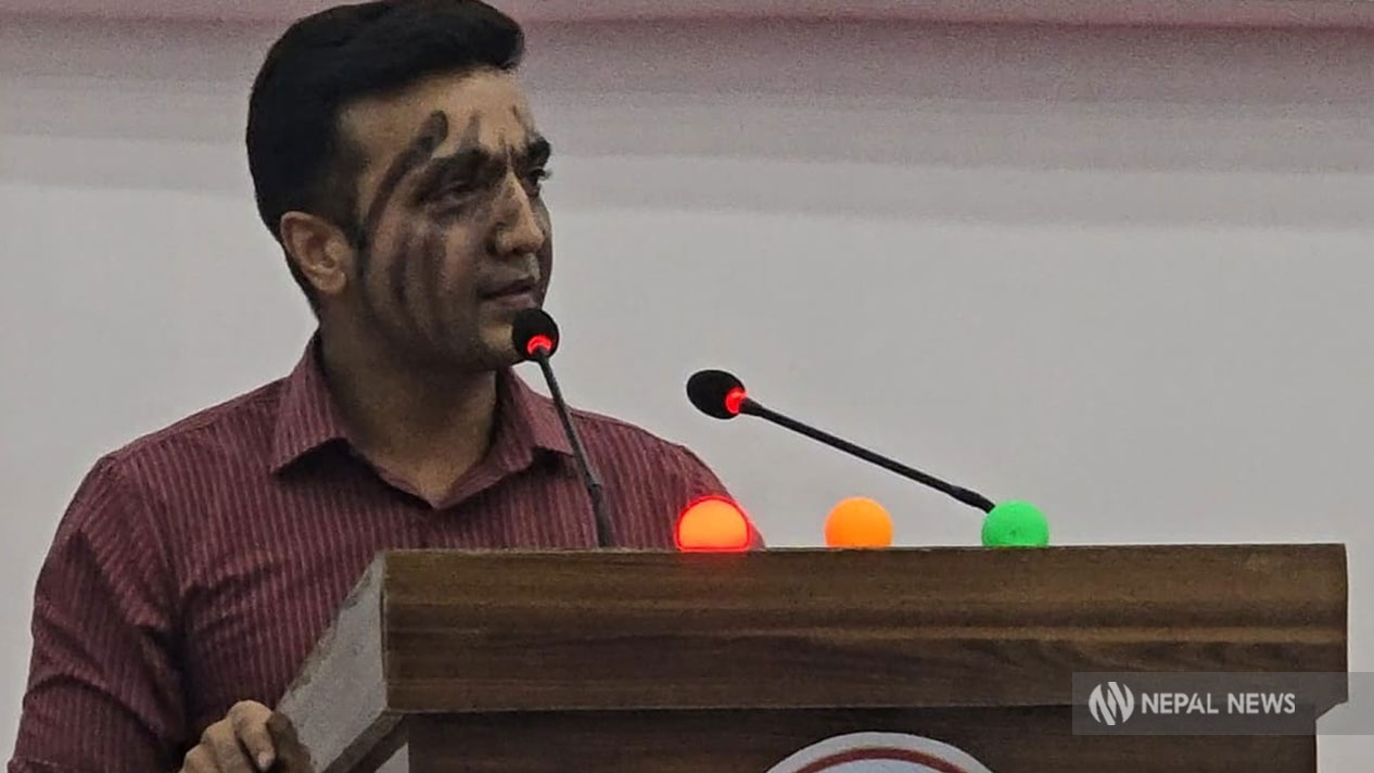 मधेसका सांसदले दले आफ्नै मुखमा मोसो [तस्बिरसहित]