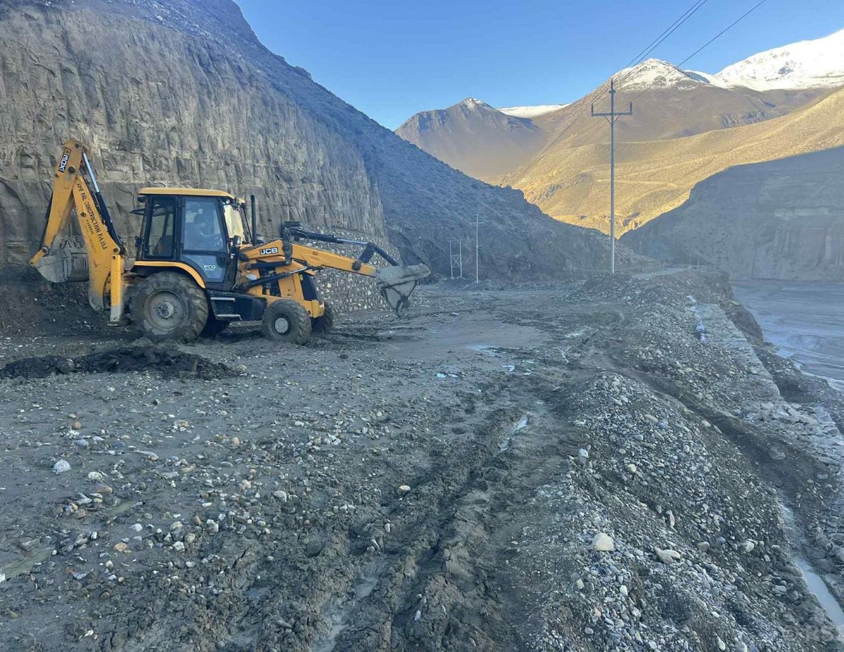 मर्मतपछि खुल्यो कागबेनी–छुसाङ सडक, चैले सडक मर्मत हुँदै