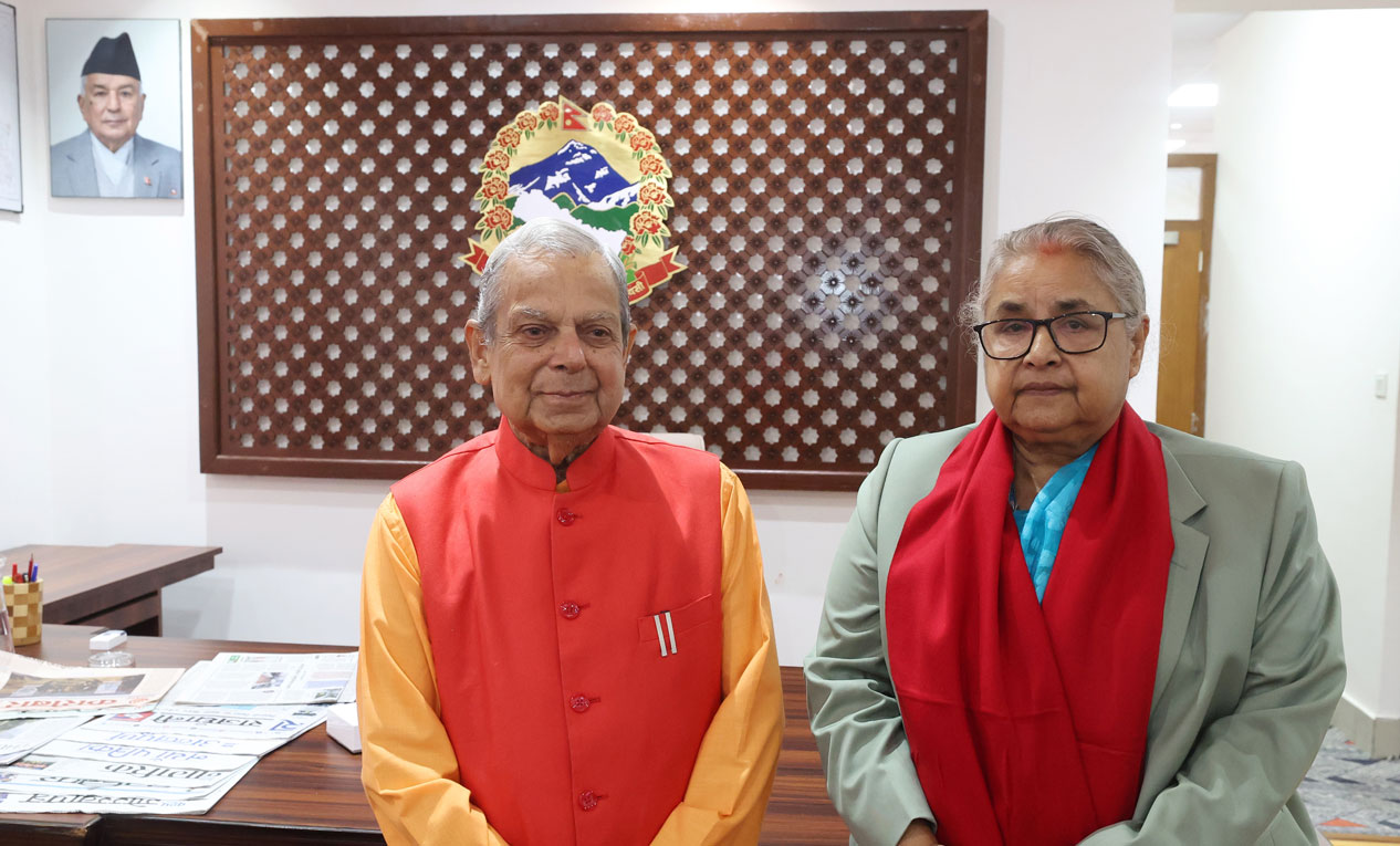 महन्तलाई प्रधानमन्त्रीको आग्रह- निर्वाचनको वातावरण बनाउन भूमिका खेलिदिनुस्