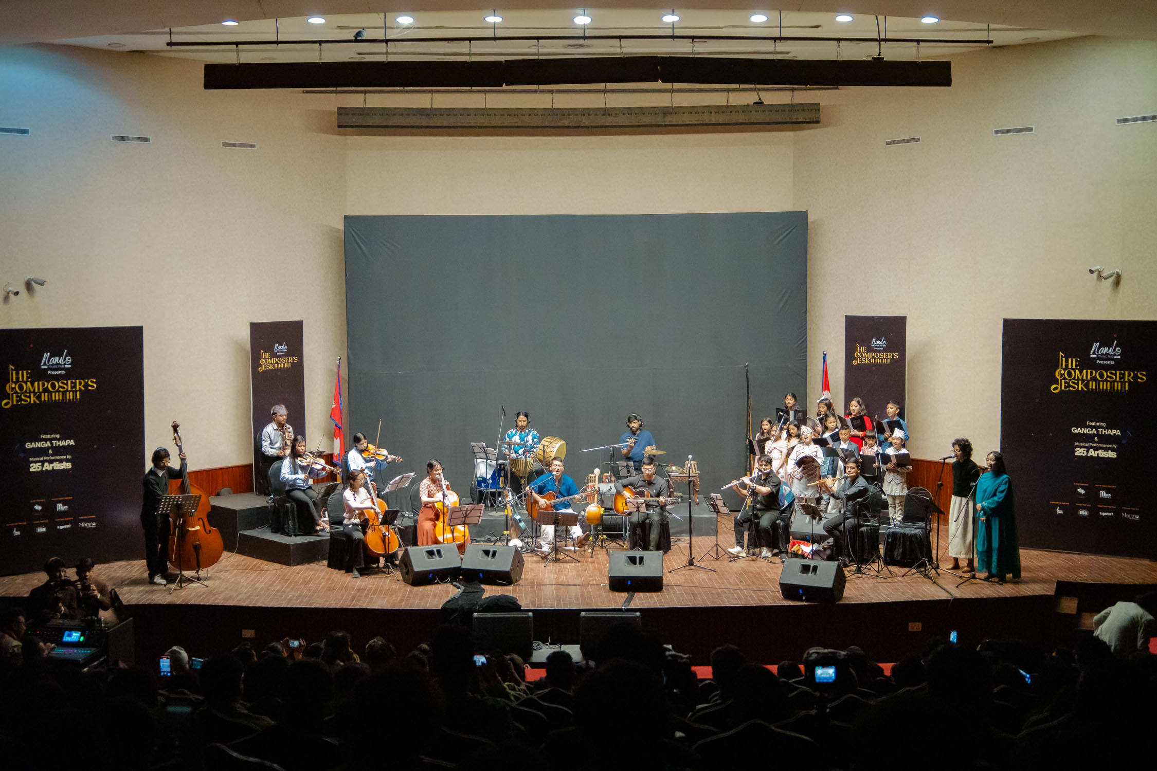 १६ तस्बिरमा ‘द कम्पोजर्स डेस्क’