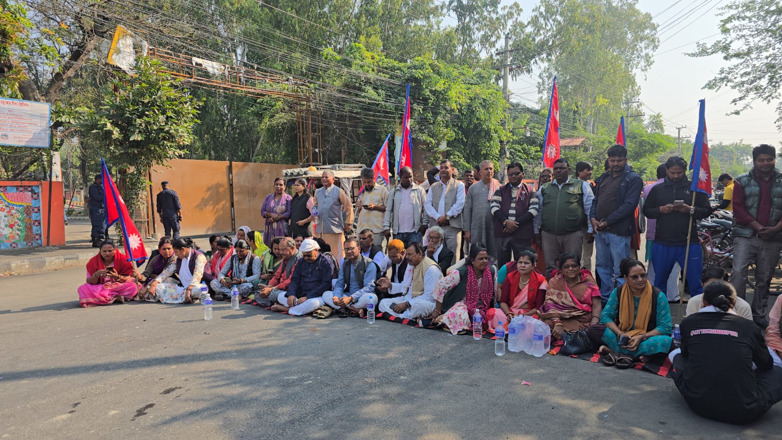 मधेसका सात दल राष्ट्रिय झण्डासहित सडकमा